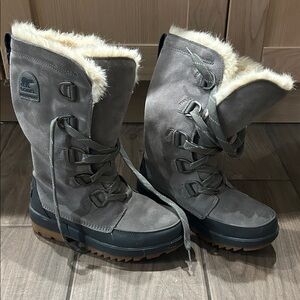 Sorel Women's Gray and Black Winter Boots